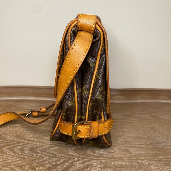 LOUIS VUITTON Saumur 35 Monogram Messenger Shoulder Bag - Picture 4 of 12